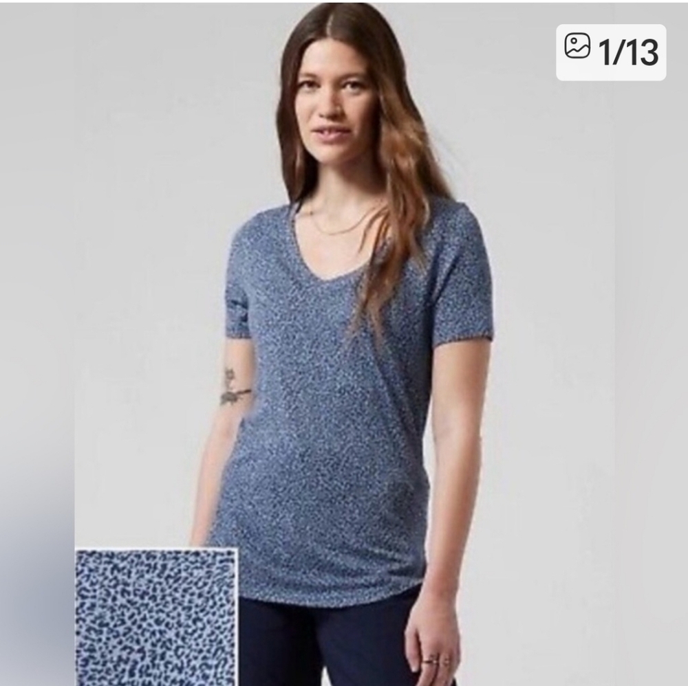 Athleta Blue Leopard Print Breezy Scoop V‎ Neck Tee Sz M